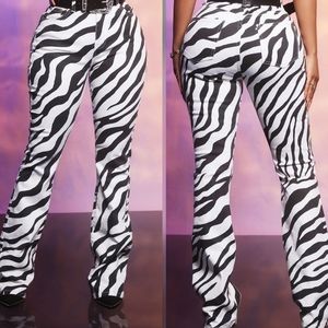 NWT! Fashion Nova "Out in the Wild" 🦓 Zebra Print flare jeans, Size 9